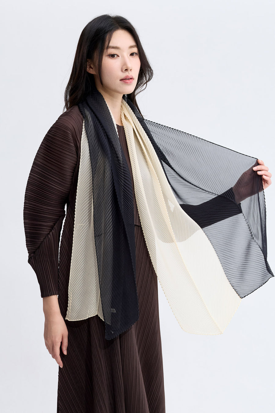 [SWOOP] Pleatsme Two-Tone Pleated Long Scarf_SWPLSFTPBK