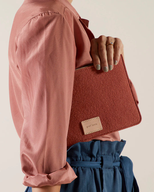 Flat pouch large terracotta felt - TheHans