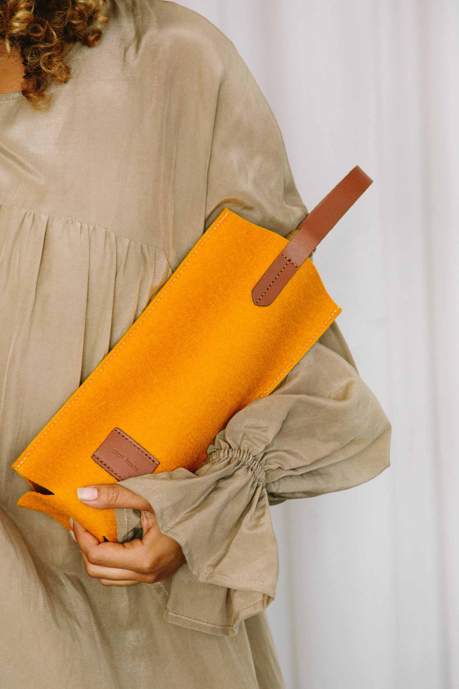 Cozy Carrier Solo - Turmeric Felt, Sienna Leather - TheHans